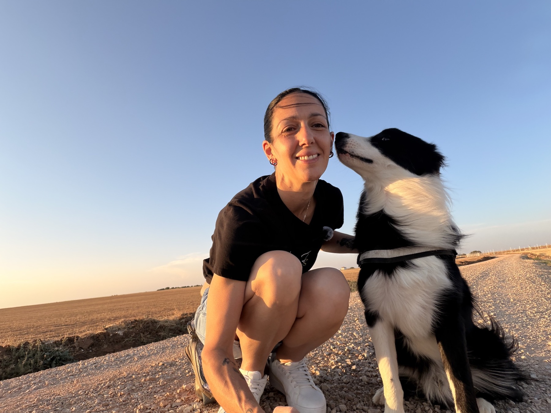 Estefanía y Daddy durante un paseo al atardecer